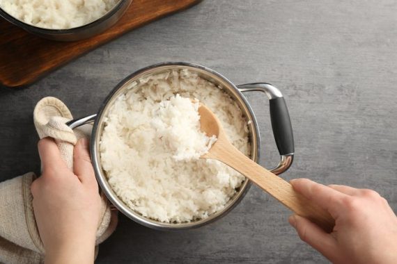 آیا می‌توان برنج پخته شده‌ای را که یک شب بیرون مانده است خورد؟